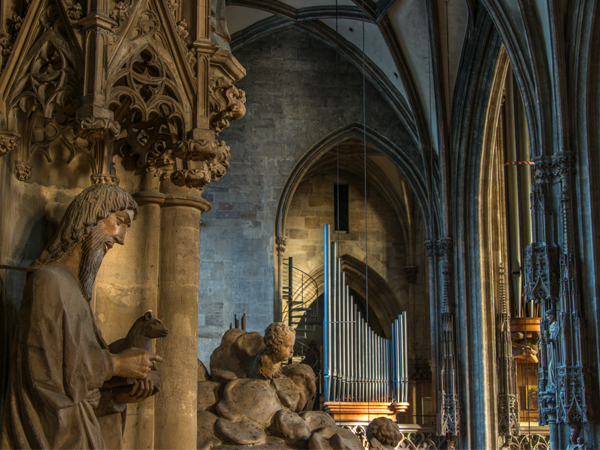 Catedral con estatuas y elementos del órgano gigante