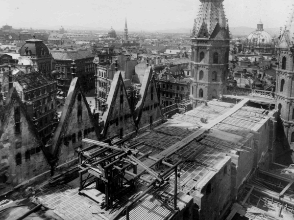 Fotografía en blanco y negro de la Catedral de San Esteban sin tejado