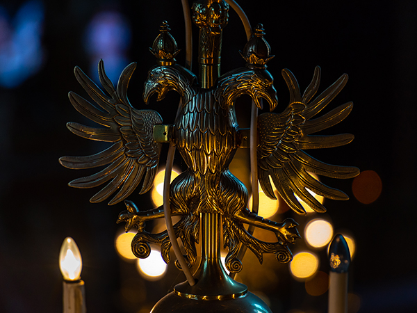 Figura di un lampadario a corona con uccello bicefalo incoronato